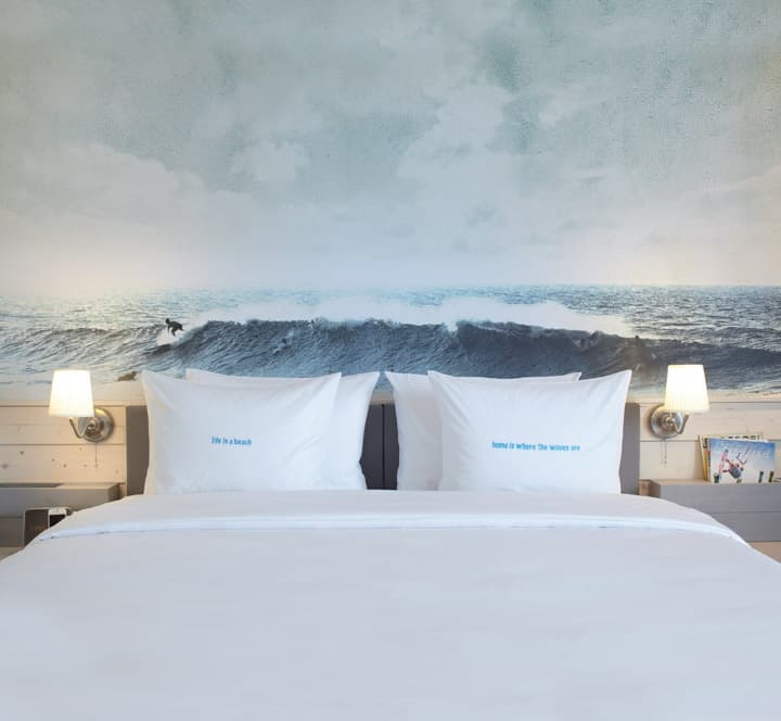 Direkt hinterm Deich liegt das coole BeachMotel in SPO, wie Insider das Örtchen Sankt-Peter-Ording an der Nordsee nennen. Unsere Autorin hat das Hotel mit ihrem Sohn besucht und fühlte sich wie ins Surfcamp nach Hawaii gebeamt.