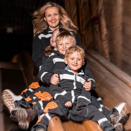 2023_SBW_Clavictory_Shooting_Rutsche_Mutter_Kinder.Bild.Berchtesgaden_TourismusPR.quer Berchtesgaden - Salzbergwerk Rutsche Mutter mit Kindern Bild: Berchtesgaden Tourismus PR
