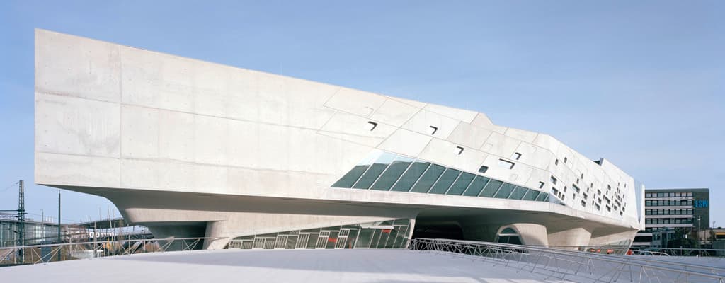 Kein Autostadt-Besuch in Wolfsburg ohne eine Visite im „phaeno“! Über 350 Phänomene wecken die Begeisterung für Naturwissenschaft und Technik. Große und kleine Leute kommen hier ins staunen und schwärmen.