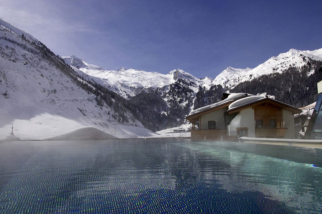 Das Alpenresort liegt am Fuße des Hintertuxer Gletschers, Österreichs einzigem Ganzjahresskigebiet. Hier schaut man schon beim leckeren Frühstück auf das mächtige Gebirgsmassiv der Tuxer Alpen und freut sich aufs Skifahren. Und abends ist Baden und Entspannen mit Gletscherblick angesagt. Begeistert sind wir auch von der familiären Atmosphäre! Gastgeberfamilie Klausner kümmert sich mit ganz viel Herzblut um die großen und kleinen Gäste ...