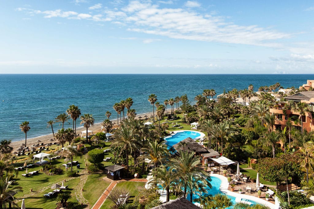 Inmitten eines wunderbaren, tropischen Garten liegt das Kempinski Hotel Bahia an der Costa del Sol. Der ideale Ort für Familien dem Winter zu entfliehen, denn die Anreise ist kurz, die Flüge günstig und man fühlt sich wie auf einem exotischen Eiland. Einfach herrlich!