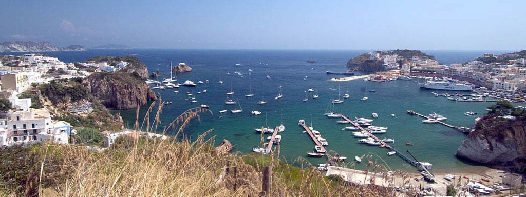Italien at it’s best: Das Grand Hotel Chiaia di luna mit sagenhaftem Ausblick auf der Mini-Insel Ponza im Tyrrhenischen Meer ist wirklich noch ein Geheimtipp! Sollte man eigentlich nicht weitererzählen, denn es ist einfach zu schön …