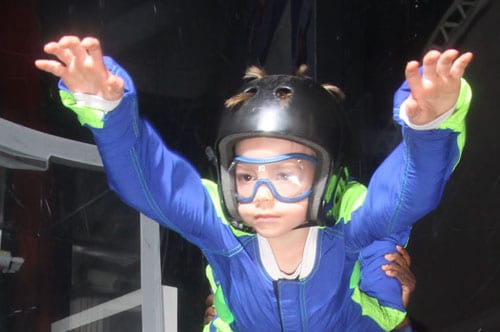 Alles ist hier spektakulär: Klar, der höchste Turm der Welt steht in Dubai, aber es gibt noch mehr abgefahrene Erlebnisse für Kids: eine Stadt nur für Kinder, ein Flug im Fallschirmsimulator, eine heisse Wüstensafari oder eine Sunset-Cruise vorbei an den Villen der Stars …