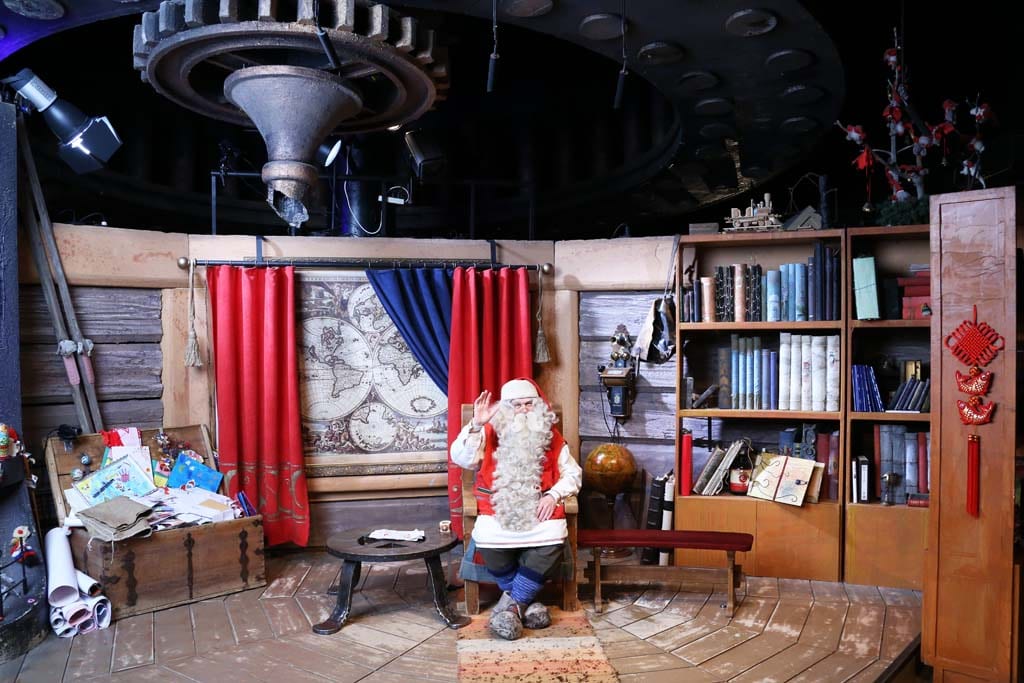 Wo wohnt der Weihnachtsmann? Natürlich im hohen Norden im Dorf „Joulupukin Pääposti“! Hier hat er seine Weihnachtswerkstatt mit vielen Elfchen, hier verschickt er Geschenke und Briefe und hier können Kinder ihn sogar persönlich treffen … Unsere Autorin Adrienne Friedlaender hat dem Weihnachtsmann persönlich die Hand geschüttelt und erzählt uns immer wieder gerne die schöne Geschichte ...