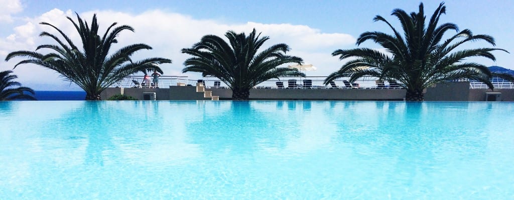 Nein, das MarBella Hotel liegt nicht in Spanien, sondern auf der Insel Korfu in Griechenland. Eine herrliche Lage, tolle Restaurants, eine coole Beachbar, mehrere Pools, ein kleiner Strand, ein Splashpark für die Kinder … Alles da auf der grünen Insel!