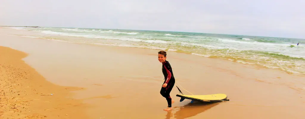 Die zauberhafte Côte d’Argent, die Silberküste hat einiges zu bieten! Neben Surf-Hotspots locken verträumte Seen und stille Wasserlabyrinthe. Wer es sportlich mag, macht einen Surfkurs oder lässt sich mit Kanu oder Standup-Paddle über Flüsse treiben …