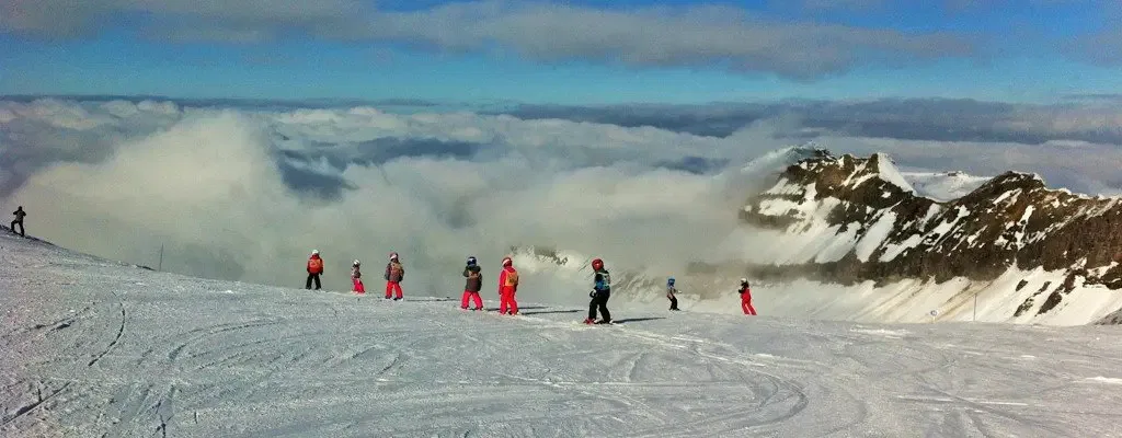“Da würde ich sofort wieder hinfahren!” schwärmt unsere Autorin Adrienne Friedlaender ganz begeistert. “Ein traumhaftes Örtchen mit französischem Charme ohne grauenhafte Bausünden!” Und da liegt im Moment richtig viel Schnee …