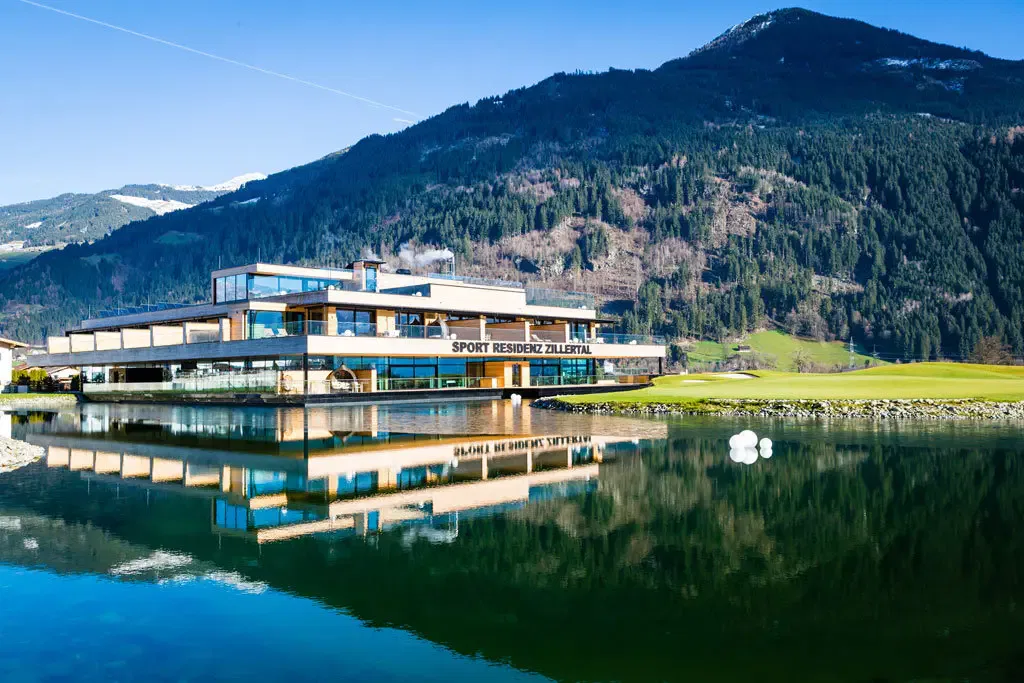 Golfspielen wird auch bei Familien immer beliebter. Damit die Kids auch mit auf den Golfplatz dürfen, muss allerdings erst einmal ein Golfkurs und die Platzreife gemacht werden … Ganz entspannt funktioniert das in den Ferien! Und es hat tatsächlich geklappt …