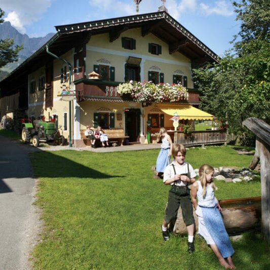 Stanglwirt_Kinderbauernhof_außen_Foto:_Paul_Dahan Biohotel Stanglwirt - Kinderbauernhof Bild: Biohotel Stanglwirt PR