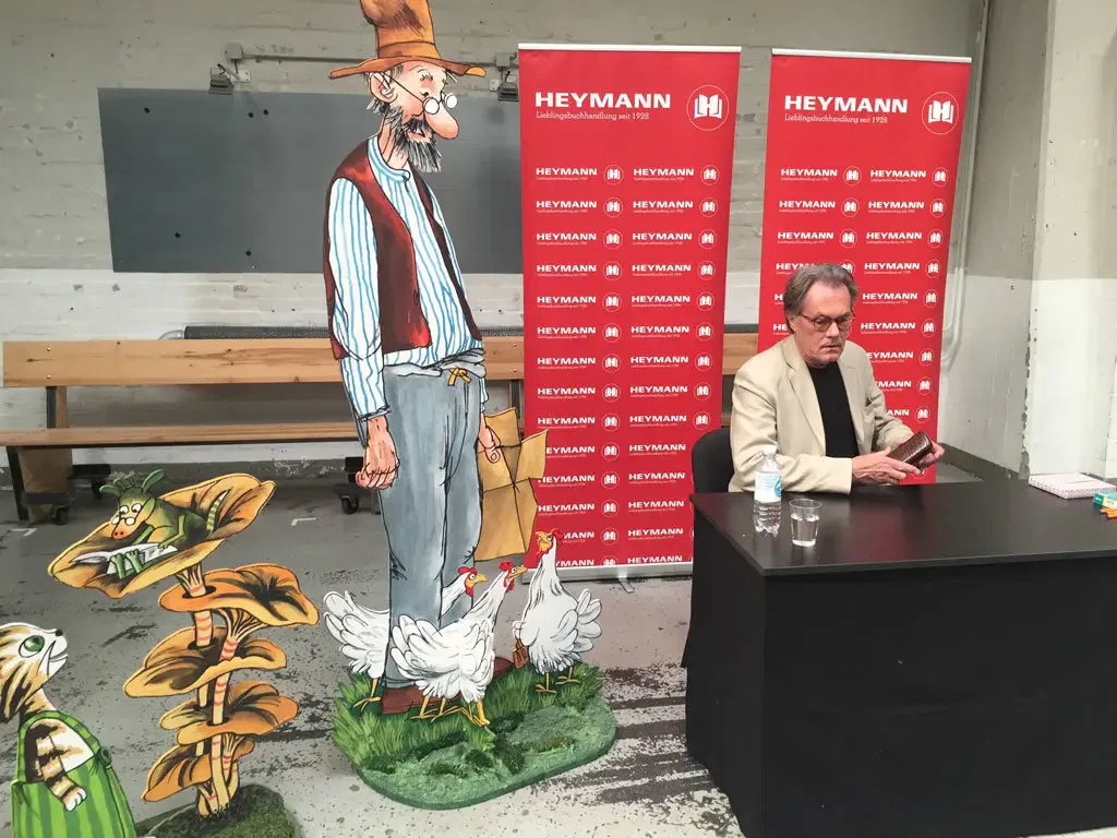 Anlässlich seines 70. Geburtstag ist Sven Nordqvist auf Lesereise. Wir haben ihn kurz getroffen und konnten ihm so einiges entlocken z.B., dass er gerne Pink Floyd hört, in der Stadt wohnt und dem grummeligen Pettersson doch ein bisschen ähnlich ist.