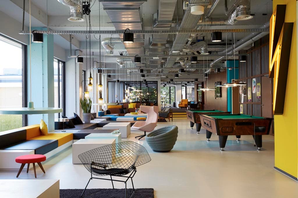 Mehr Designhotel als Studentenbude ist das The Student Hotel, aber die Preise und das Publikum lassen uns jubeln. Eine bunte Mischung von jungen Leuten aus aller Herrenländer macht das besondere Flair aus. Auch ohne Studentenausweis kann man hier ein paar Nächte einchecken. Und mit Teenager-Kids ist es sowieso der Hit!