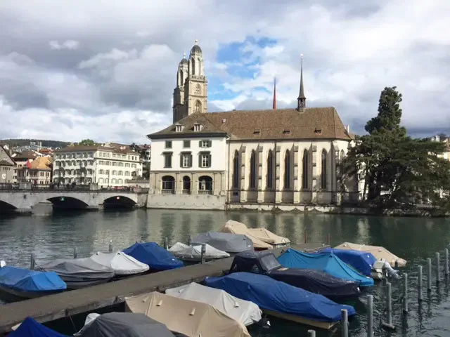 Die Schweizer Metropole ist ideal für eine Städtetour mit der ganzen Familie! Die Lage direkt am See und nah an den Bergen bietet viele Ausflugsmöglichkeiten. Noch dazu ist alles recht klein, übersichtlich und gut zu erreichen. Hier unsere Highlights: