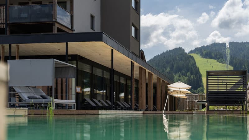 ADEA Lifestyle Suites Fieberbrunn - Aussenansicht mit Schwimmteich bild: Daniel Ritzenberger