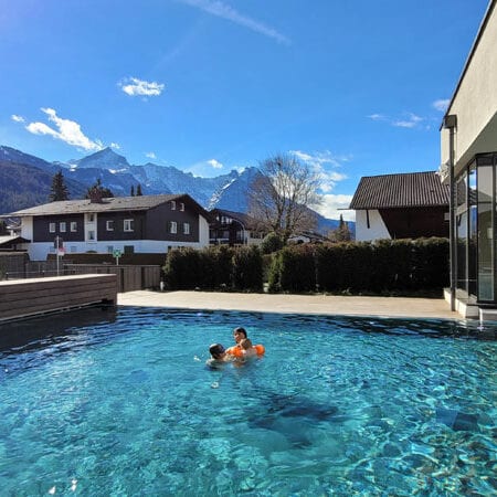 Aussenpool mit Bergkulisse, aja Hotel GaPa Foto: © Aline Scheuböck Trips4Kids.de