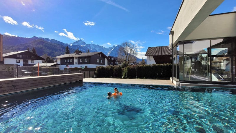 Aussenpool mit Bergkulisse, aja Hotel GaPa Foto: © Aline Scheuböck Trips4Kids.de