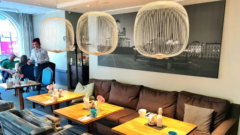 Mitten im eleganten Design District Punavuori im Herzen Helsinkis fühlen sich Familien rundum wohl. Shops, Galerien und Parks sind alle um die Ecke. Die nächste Straßenbahnhaltestelle ist nicht einmal 100 Meter und das Stadtzentrum mit den Sehenswürdigkeiten Helsinkis nur wenige Minuten entfernt ...