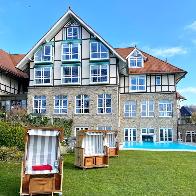 Alter Meierhof-Pool-mit-Strandkorb Foto: © Andrea Fischer, Trips4me.de