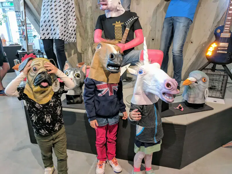 Schokostreusel zum Frühstück und Pommes am Mittag: Das sind nicht die einzigen Gründe, wieso Kinder Amsterdam lieben. Hier noch fünf weitere, überprüft vom fünfjährigen Reise-Experten Jesse. Nachahmung unbedingt emfehlenswert!