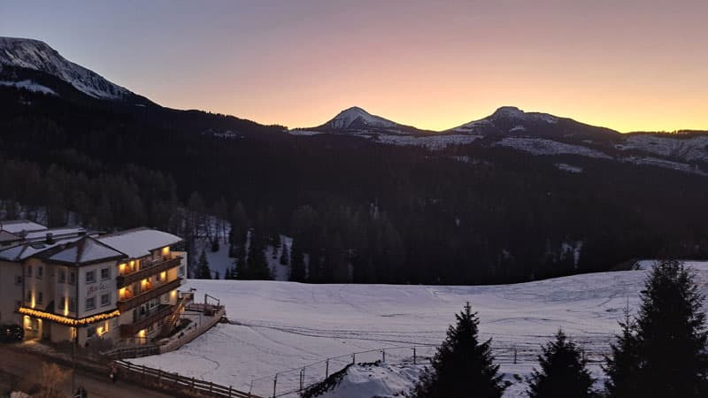 Ausblick von der Eco Lodge auf das Hotel Maria in Obereggen Bild: A.Schmelter