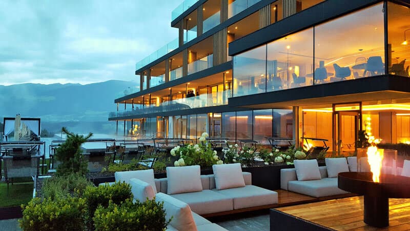 Ganz neu und nicht wiederzuerkennen: Das Resort Winkler in Stefansdorf, St. Lorenzen hat wieder eröffnet! Riesige Glasfronten holen die Natur des Pustertales ins Haus und das Design begeistert uns ...