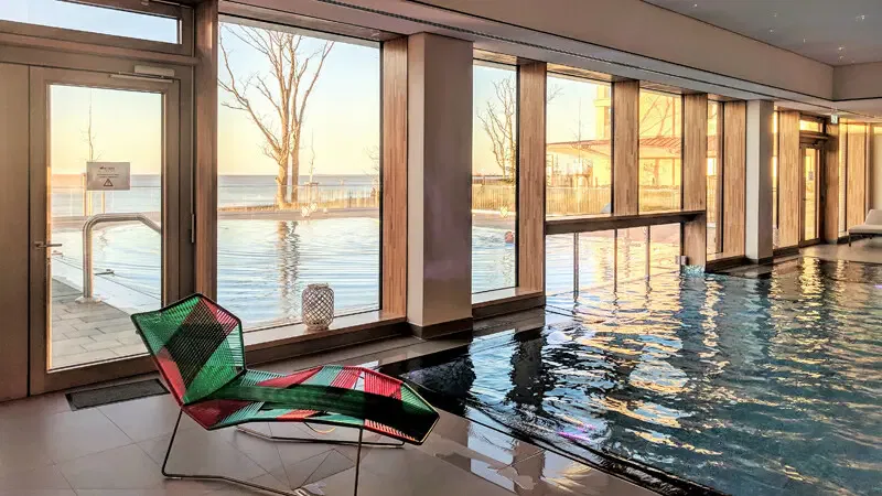 Innenpool -Außenpool © Foto Upstalsboom Wellness Resort Föhr