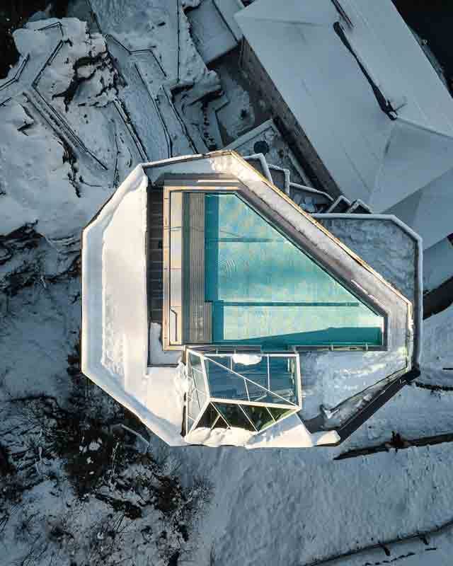 Badeschloss - Aussenansicht Turm Neubau von oben mit Pool Bild: Arne Nagel