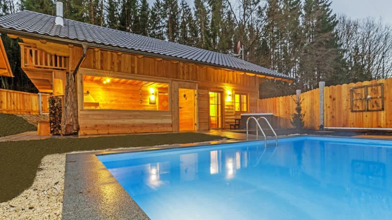 Bayern-Chalets.Aussenpool_yp5_ruperti_hotels.Bild.Bayern-Chalets.quer
