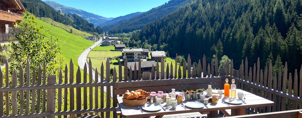 Blick-Chalet-Fruehstueck-Terrasse-Geislerhof, Foto: © Andrea Fischer, Trips4Kids.de