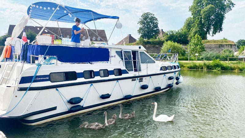 Hausboot von Les Canalous-Port-Royal-Schwäne füttern Foto: © Andrea Fischer, Trips4Kids.de