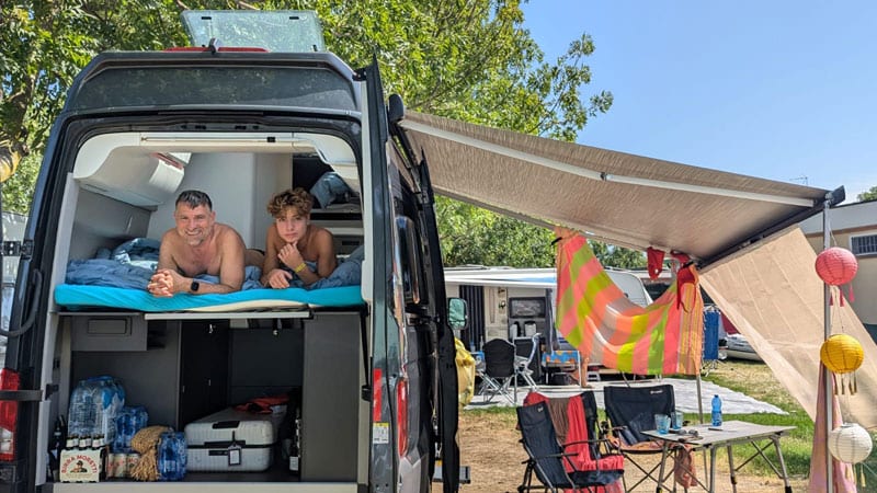 Schon lange wollten wir einmal Urlaub mit dem Wohnmobil ausprobieren – und diesen Sommer war es endlich soweit! Mit unserem Mietcamper, gebucht über CamperDays, einem VW Grand California 600, ging es los. Unsere Route führte uns von München über Innsbruck zum Gardasee und zurück über Garmisch. Am Lago di Garda haben wir nebenbei noch zwei tolle Campingplätze für Familien entdeckt. Alles, was ihr für euren ersten Roadtrip mit dem Wohnmobil wissen müsst, erfahrt ihr hier!