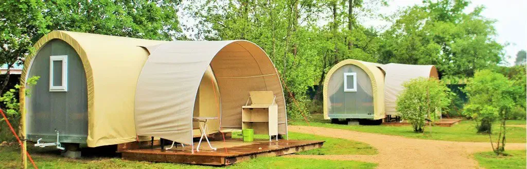 Von der Düne du Pilat bis zum Huchet Strom kurz vor Saint-Jean-de Luz reihen sich die schönsten Campingplätze am Atlantik und bieten Groß und Klein manchmal überraschende Unterkünfte an. Vom bezaubernden Coco-Sweet-Zelt über Holz-Häuschen auf Stelzen bis zum Luxus-Mobilhome mit Regendusche … Dazu gibts herrliche Strände und idyllische Seen, leckere Gastronomie – also eine Familiendestination par excellence.