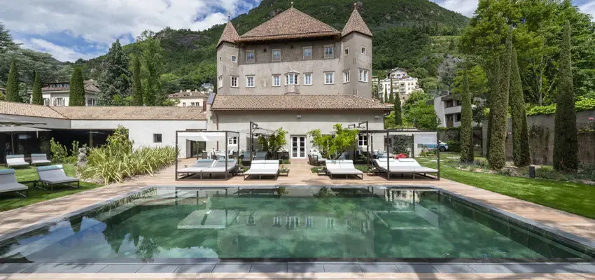 Castel Hoertenberg Aussenansicht mit Pool