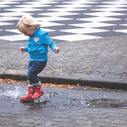 child-fun-jump Bild P&C