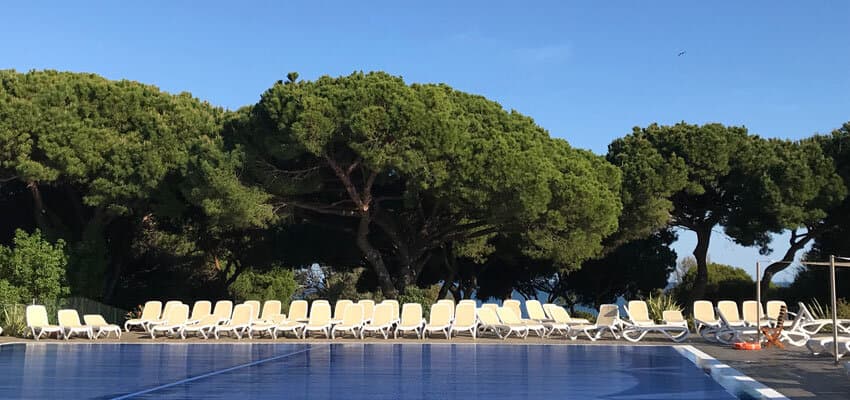 Familienpool mit Liegen im Club Med Da Balaia