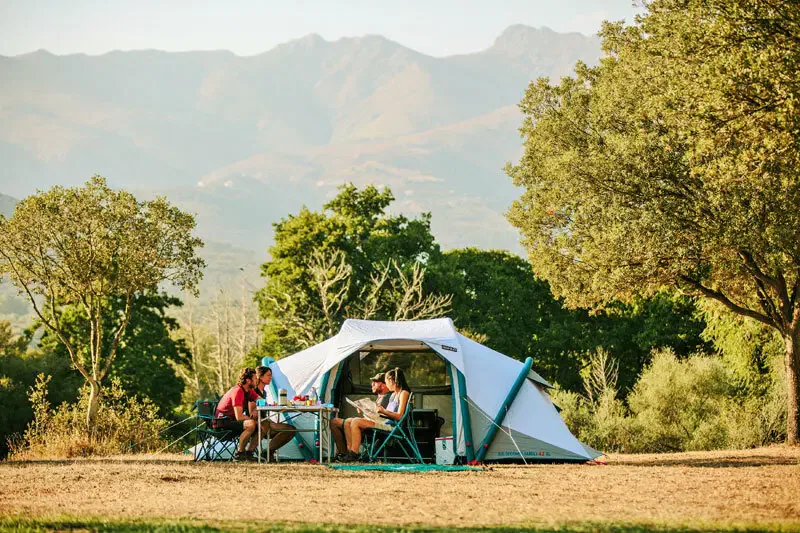 Urlaub mitten in der Natur macht mit etwas Planung, einer guten Ausrüstung und der passenden Behausung richtig viel Spaß. Jetzt gibt es bei Decathlon neues Equipment! Das aufblasbare Zelt Air Seconds Family Fresh & Black ist super geräumig, reflektiert die Sonneneinstrahlung und lässt weder Hitze noch Tageslicht ins Zeltinnere. Damit sind erholsame Urlaubstage für Groß und Klein garantiert. We like!