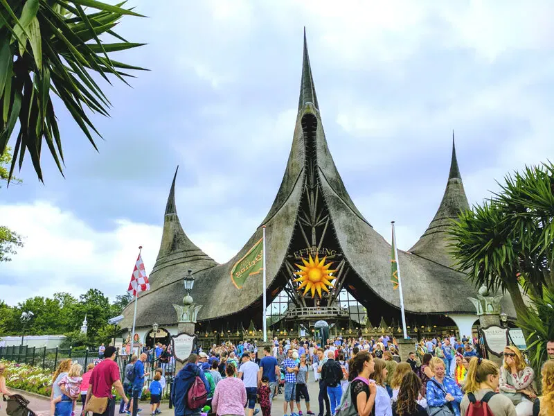 Efteling ist der größte Freizeitpark der Niederlande, immer mehr deutsche Besucher zieht es in den Mix aus klassischen Märchendioramen und spektakulären Achterbahnen. Trips4kids machte den Check: Lohnt sich der Besuch des traditionsreichen Parks für Familien?