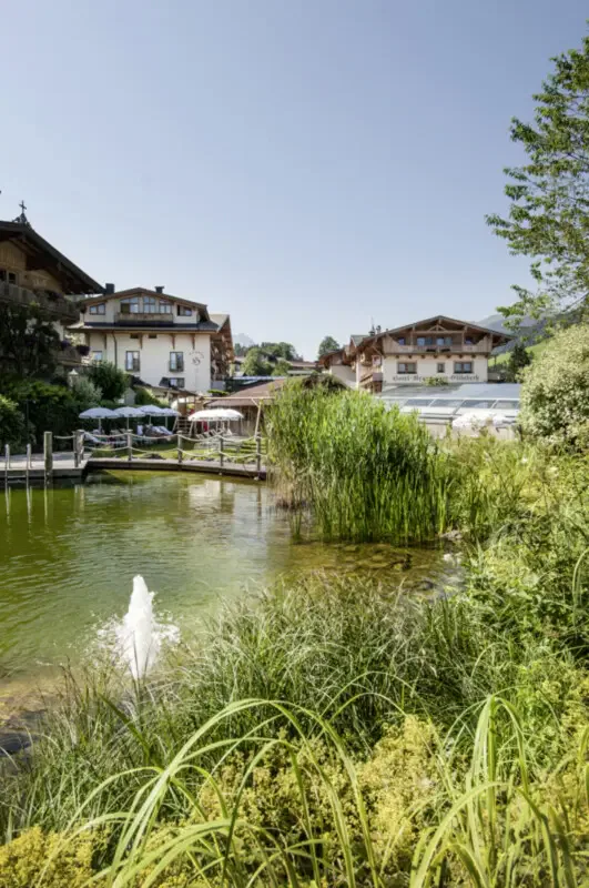 Nahe an der Natur sein und doch den Luxus eines schönen Hotels genießen: Das hat eine Hamburger Familie in Tirol erlebt. Das Hotel Elisabeth in den Kitzbüheler Alpen bietet Bio-Badeteich, Schau-Käserei und Wanderausflüge – aber auch einen großen Indoor-Pool und die Nähe zum mondänen Kitzbühel.