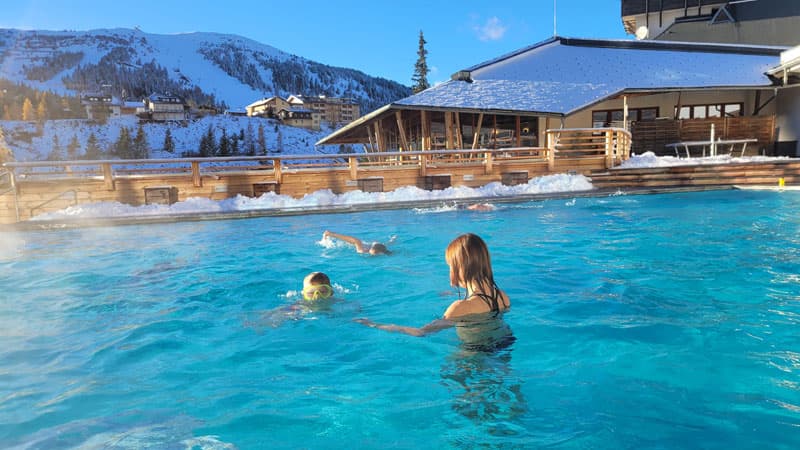 Falkensteiner_Katschberg_Pool mit Winterpanorama Foto: © Aline Scheuböck, Trips4kids.de