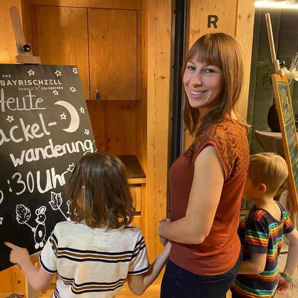 Familotel Bayrischzell - Autorin Aline bei der Infotafel Foto: © Aline Scheuböck, Trips4Kids.de