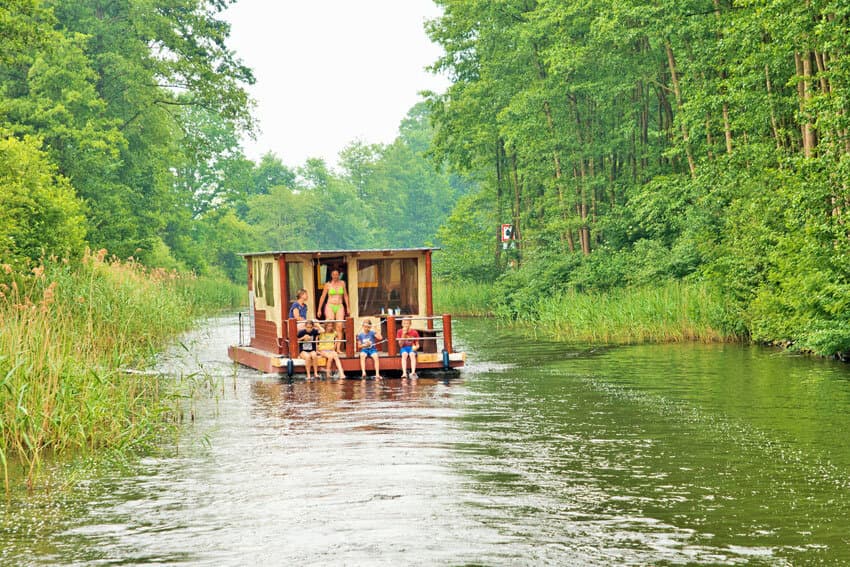 Zu Wasser oder zu Land: An der Seenplatte rund um die Müritz und den Woblitzsee gibt es viel zu erleben: Von der lustigen Floßfahrt über Klettern im Hochseilgarten bis zum Kinderangeln. Hier kommen unsere 5 Tipps!