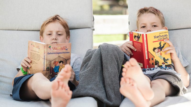 Franks Hotel Oberstdorf - Kids beim lesen