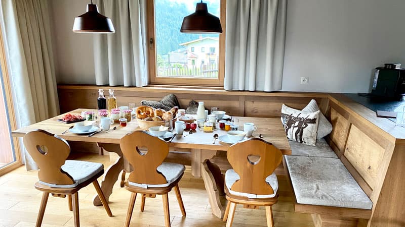 Fruehstueckstisch-Chalet-Geislerhof Fruehstueckstisch-Chalet - Farm Resort Geislerhof Foto: © Andrea Fischer Trips4Kids.de