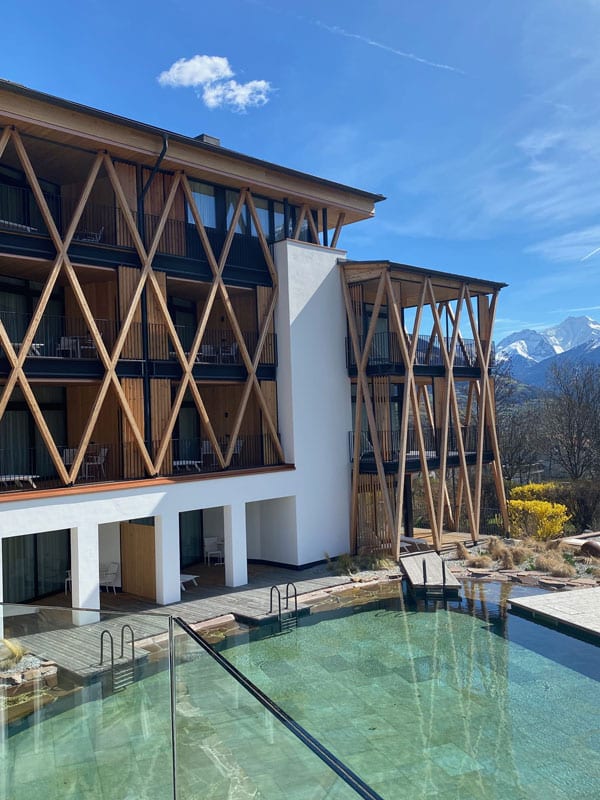 Garberhof Vinschgau - Fassade mit Schwimmteich