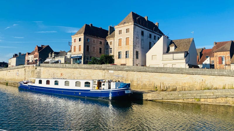 Hafeneinfahrt-Seurre Hausbootferien Les Canalous Foto: © Andrea Fischer, Trips4Kids.de