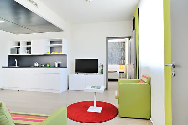 Die neue Art Hotellerie ist besonders für Familien der Hit, denn Harry's Home ist eine Mischung aus Hotel und Wohnung. Man kann selbst entscheiden, was man an Service bucht oder was nicht. Und danach berechnet sich auch der Preis. Ob München, Graz, Wien oder Zürich: So reißt der City-Trip kein riesen Loch ins Urlaubs-Budget ...