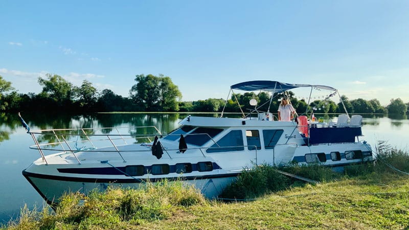 Hausboot-Anlegeplatz am Feld- Les Canalous Hausbootferien Foto: © Andrea Fischer, Trips4Kids.de