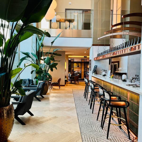 Hilton-Vienna-Waterfront-Bar Foto: © Andrea Fischer Trips4Kids.de