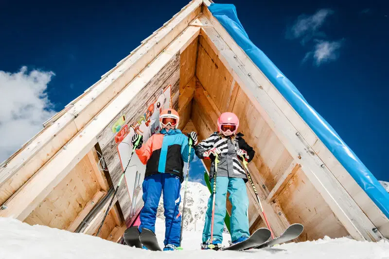 Obertauern ist besonders für seine tolle Skiregion bekannt. Dass man hier im Sommer auch Wandern, Schlemmen und Wellnessen kann und die ganze Familie auf ihre Kosten kommt, hat unsere Autorin Doris Barbier bei ihrem Aufenthalt im Hotel Steiner feststellen dürfen. Auf 1700m Höhe liegt Obertauern auf dem Berg, umgeben von grünen Almwiesen und im Winter mitten im Skigebiet.