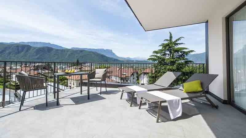 Hotel Steiner - Terrasse mit Liegestuehlen Bild: Campingpark Steiner PR