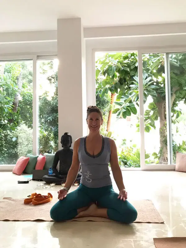 Mama mal allein unterwegs... Die ideale Zeit um mal was Neues auszuprobieren. Deshalb versuche ich mich in als Neuling in einem Yoga-Retreat im Hotel Bonsol auf Mallorca und will herausfinden, ob das auch für Anfänger geeignet ist! Ohm und Namaste!